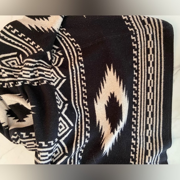 Ladies BCBG sweater - Picture 3 of 3